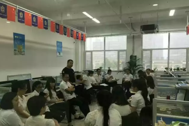 家人們開展學(xué)習(xí)探討活動(dòng)。 